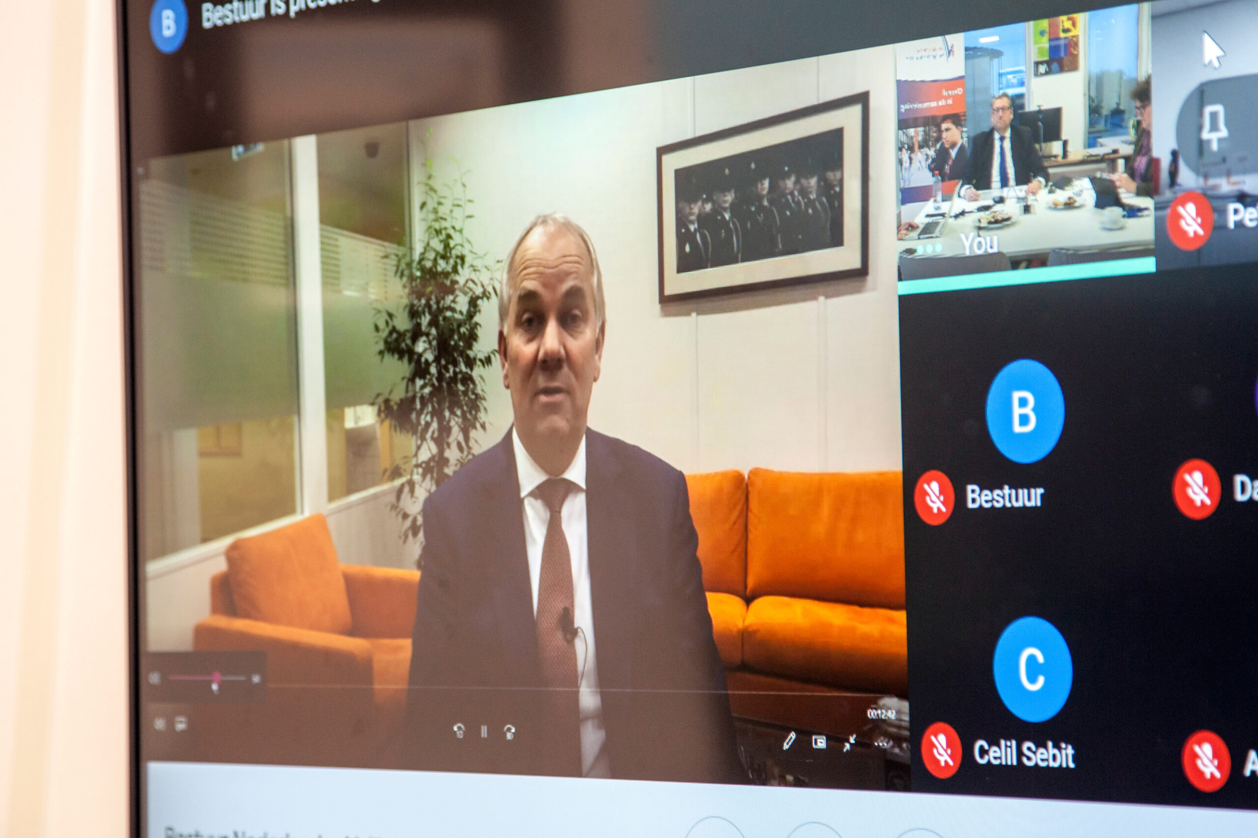 Pieter-Jaap Aalbersberg (NCTV) spreekt leden Nederlandse Veiligheidsbranche toe